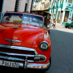 Coche clásico Chevrolet rojo aparcado en La Habana, Cuba