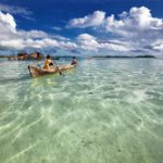 barca en la playa de viaje a malasia, singapur e indonesia